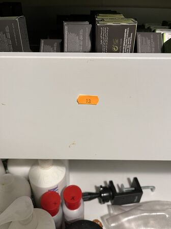 Spejlskab inkl. Indhold med div. Hår produkter