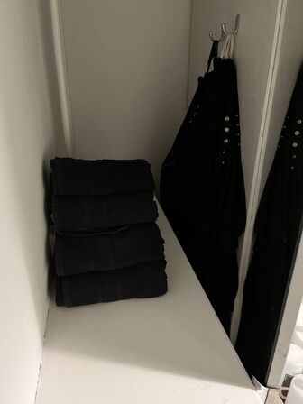 Spejlskab inkl. Indhold med div. Hår produkter