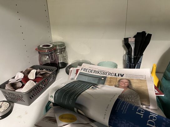 Spejlskab inkl. Indhold med div. Hår produkter