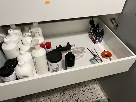 Spejlskab inkl. Indhold med div. Hår produkter