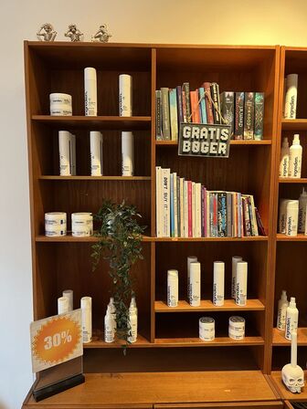 Reolsystem Inkl. Indhold m. bl.a. Hårprdukter