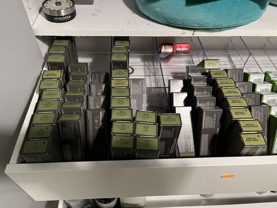 Spejlskab inkl. Indhold med div. Hår produkter