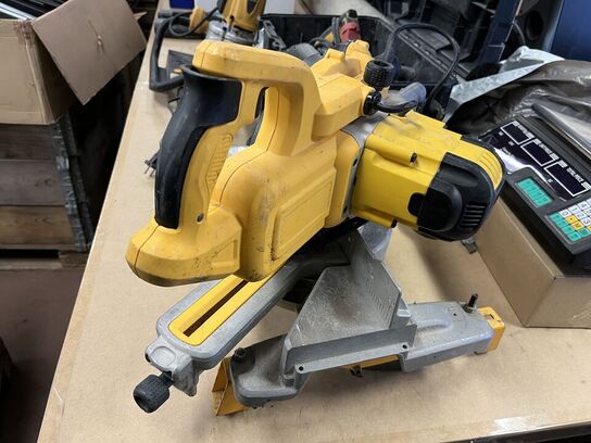 Kap - geringssav DEWALT  DWS773 