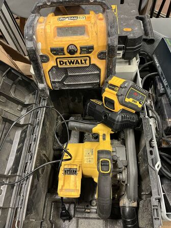 Dyksav + Radio+Batteri/Oplader DEWALT