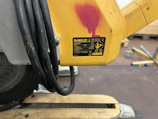 Kap - geringssav DEWALT  DW777