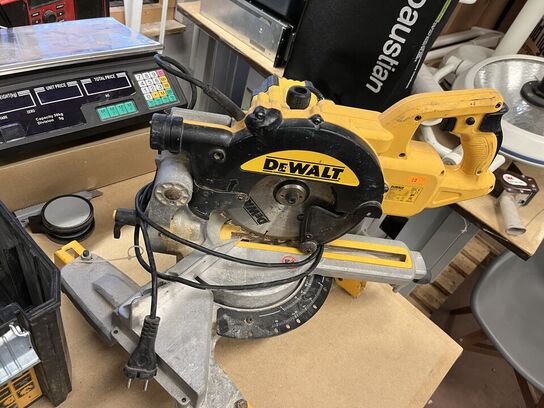 Kap - geringssav DEWALT  DWS773 