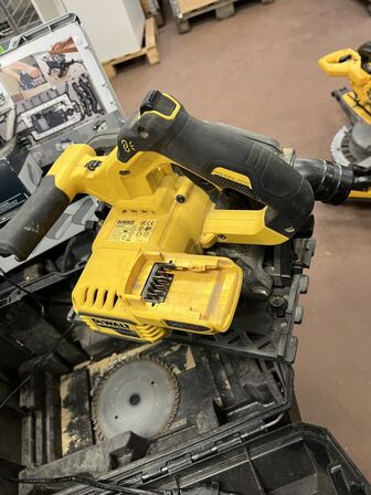 Dyksav + Radio+Batteri/Oplader DEWALT