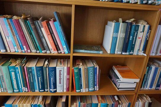 B8 Reolvæg med indhold 