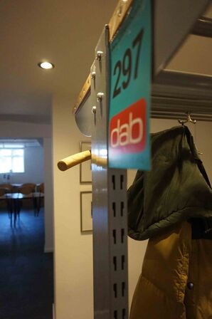 Dobbelt garderobe og 2 reoler