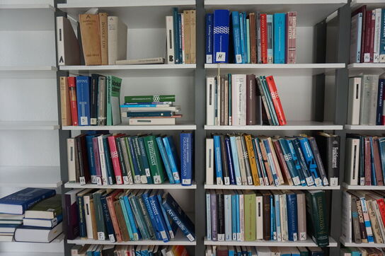 Stor vægreol med indhold