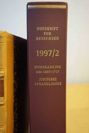 9 kasser med UFR ugeskrit for retsvæsen 