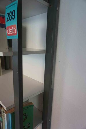 Stor vægreol uden indhold 