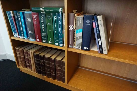 B8 Reolvæg med indhold 