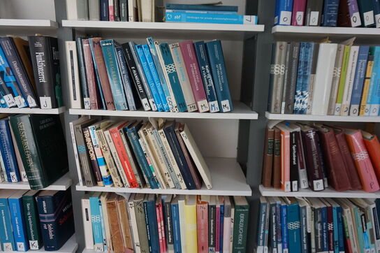 Stor vægreol med indhold