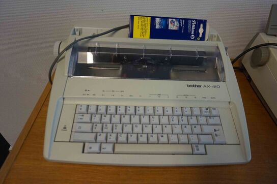 3 stk Jalusiskabe og 2 skrivemaskiner 