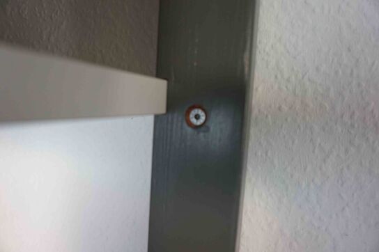 Stor vægreol uden indhold 