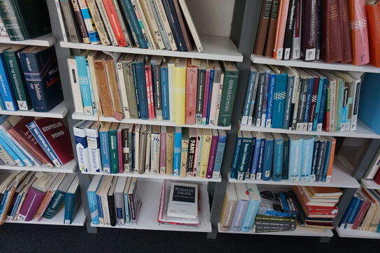 Stor vægreol med indhold