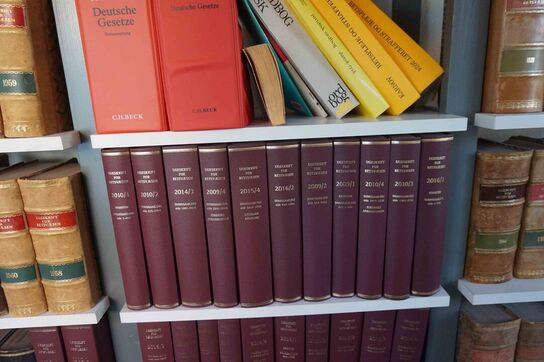 Stor vægreol med indhold 