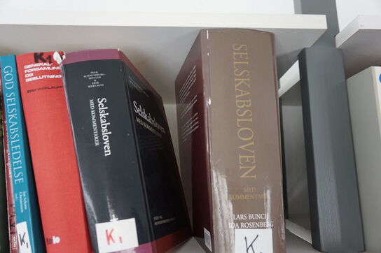 Stor vægreol med indhold