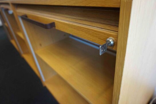 3 stk Jalusiskabe og 2 skrivemaskiner 