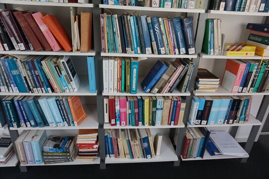 Stor vægreol med indhold