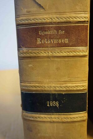 9 kasser med UFR ugeskrit for retsvæsen 