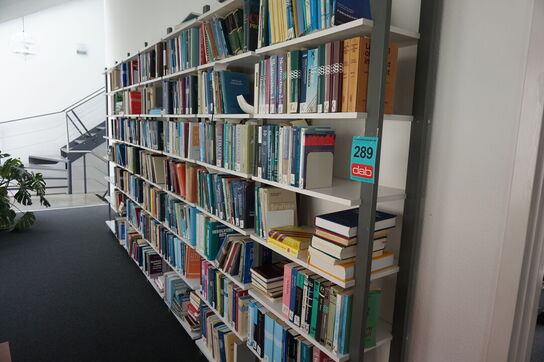 Stor vægreol med indhold