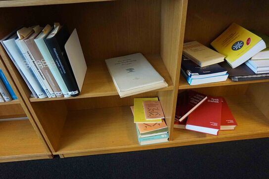 B8 Reolvæg med indhold 