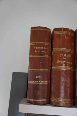 Stor vægreol med indhold 