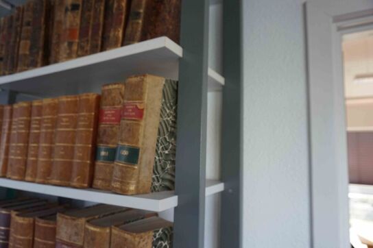 Stor vægreol med indhold 