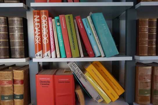 Stor vægreol med indhold 