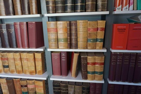 Stor vægreol med indhold 