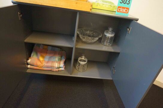 Væghængt skab med 2 låger 