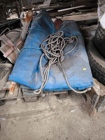 3 stk. paller med dæk, presenninger, div. Varelager m.m.