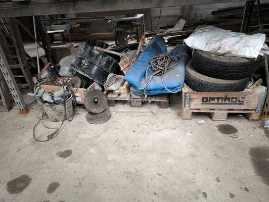 3 stk. paller med dæk, presenninger, div. Varelager m.m.