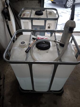 2 stk. plastiktanke med AD-Blue samt pumpe