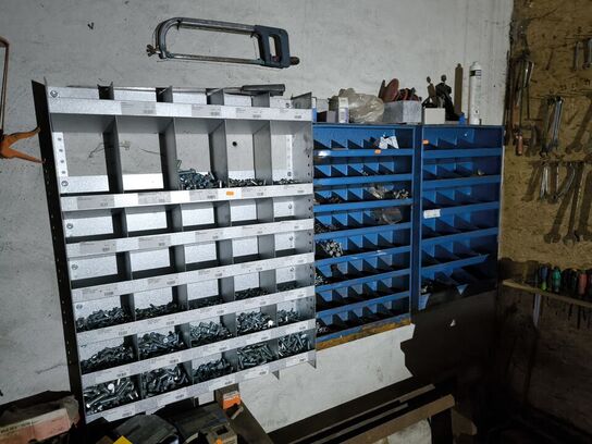 3 stk. sortimentsreoler med indhold, div. Gulvisolerlingsplader, varelager m.m.