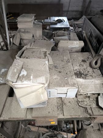 3 stk. paller med slanger, murstensklipper, div. Fliser m.m.