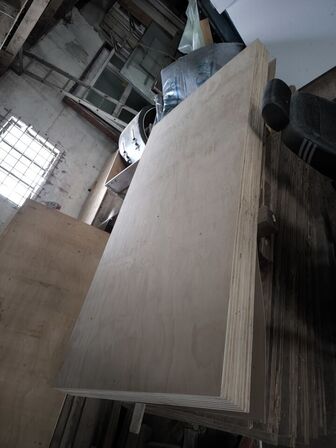 2 stk. paller med div. Krydsfinerplader