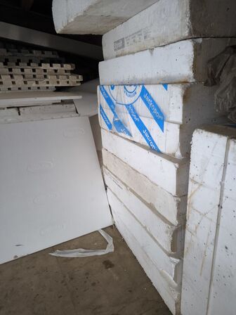 3 stk. sortimentsreoler med indhold, div. Gulvisolerlingsplader, varelager m.m.