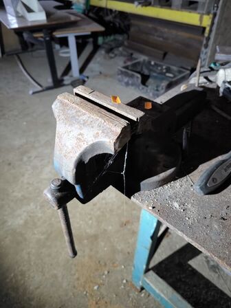 Svejsebord med skruestik