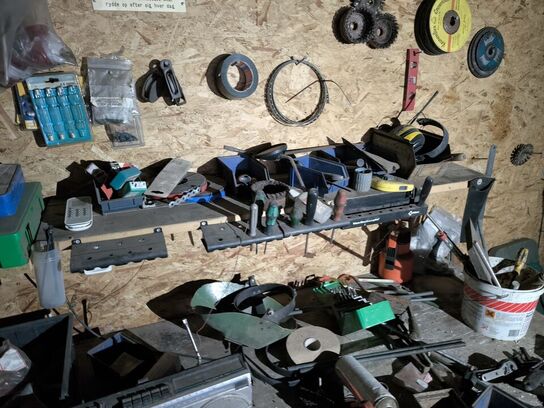 Arbejdsbord med div. Værktøj, bænksliber m.m.