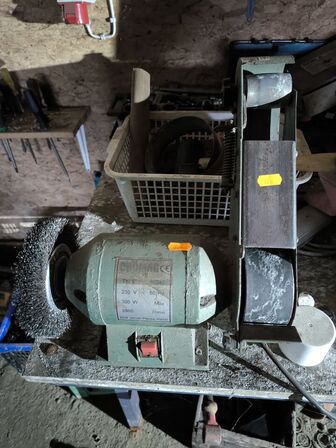 Arbejdsbord med div. Værktøj, bænksliber m.m.