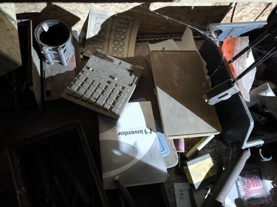 Arbejdsbord med div. Værktøj, bænksliber m.m.