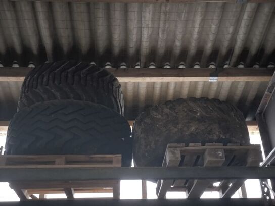 2 stk. paller med 3 stk. traktordæk