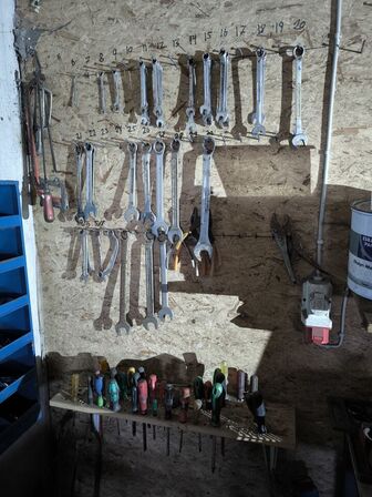 Arbejdsbord med div. Værktøj, bænksliber m.m.