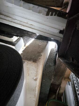 3 stk. sortimentsreoler med indhold, div. Gulvisolerlingsplader, varelager m.m.