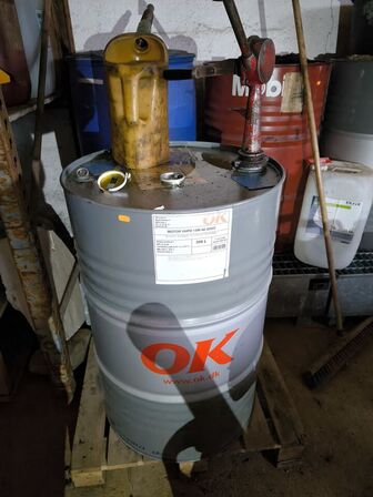 Tønde med hydraulikolie OK 15W-40 med pumpe