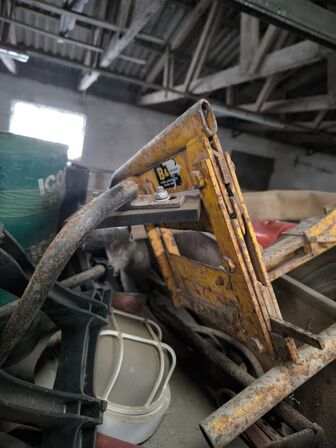 3 stk. paller med slanger, murstensklipper, div. Fliser m.m.