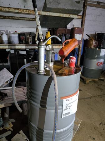 Tønde med hydraulikolie OK med pumpe